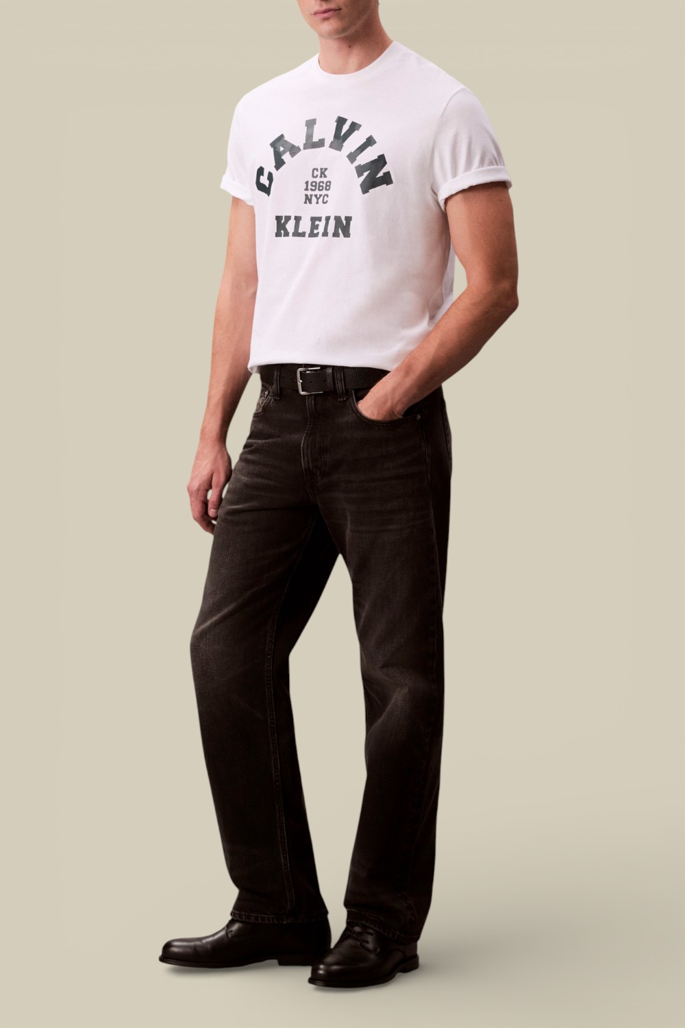 תמונת כל הלוק של חולצת טי